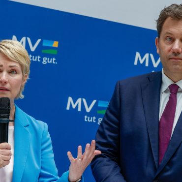 Mecklenburg-Vorpommerns Ministerpräsidentin Schwesig und Vizekanzler Klingbeil feiern den U-Boot-Auftrag an TKMS.