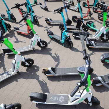 Die Uniklinika in Kiel und Lübeck haben bereits 1.200 Menschen behandelt, die einen Unfall mit einem E-Scooter hatten. (Symbolbild)