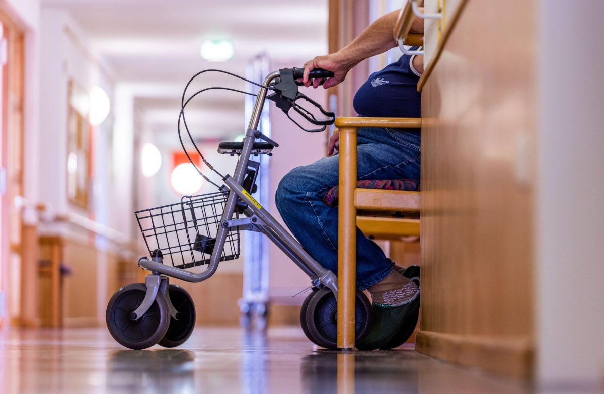 Viele Bewohner von Pflegeeinrichtungen sind auf Sozialhilfe angewiesen. (Symbolbild)