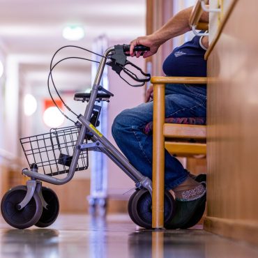 Viele Bewohner von Pflegeeinrichtungen sind auf Sozialhilfe angewiesen. (Symbolbild)
