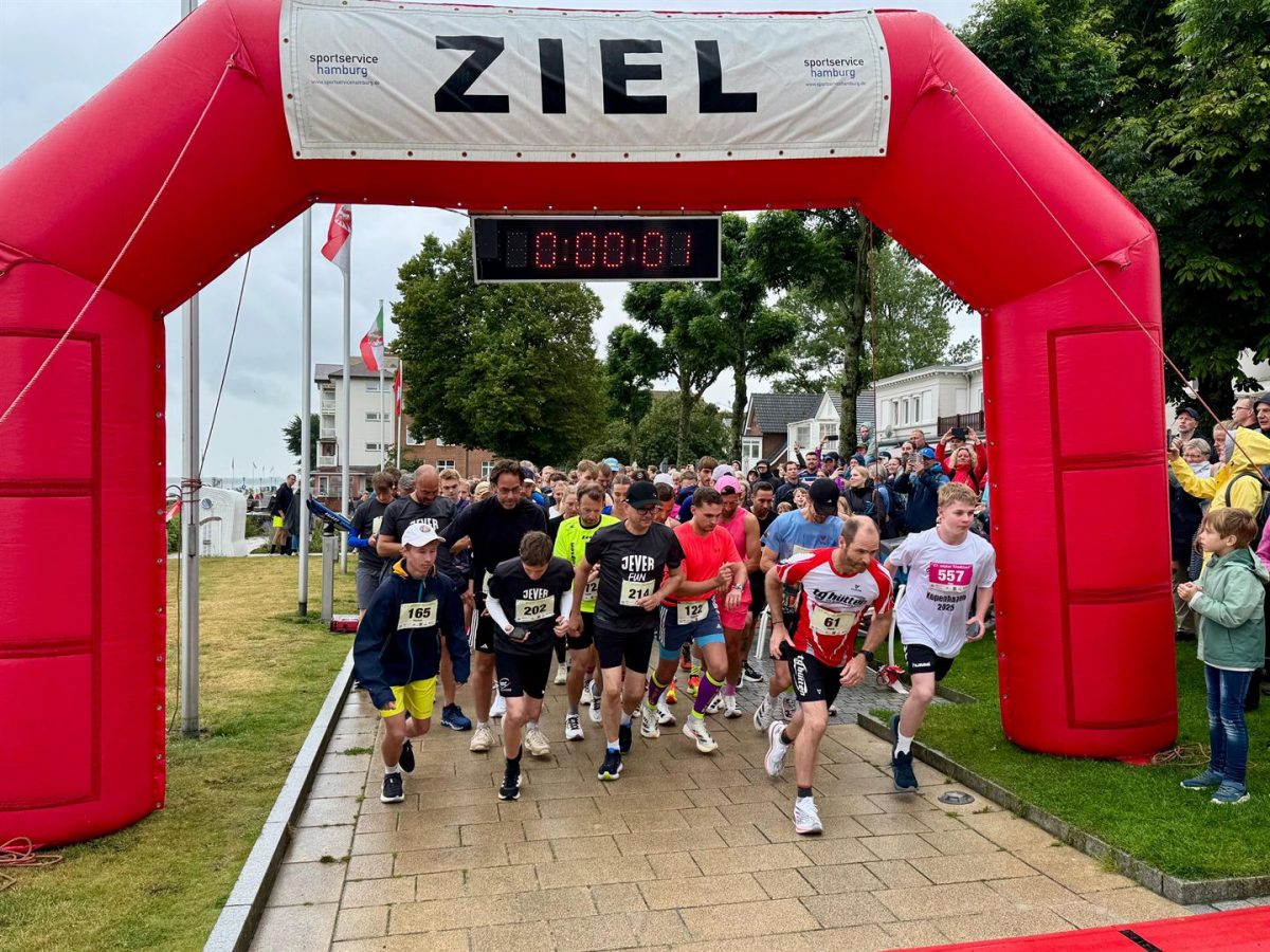 Läuferinnen und Läufer beim Wyker Stadtlauf entlang der Promenade in Wyk auf Föhr.