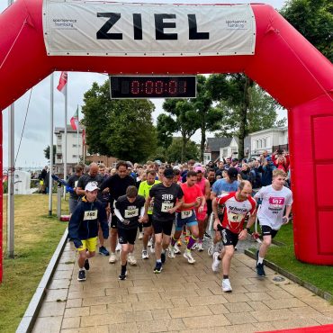 Läuferinnen und Läufer beim Wyker Stadtlauf entlang der Promenade in Wyk auf Föhr.