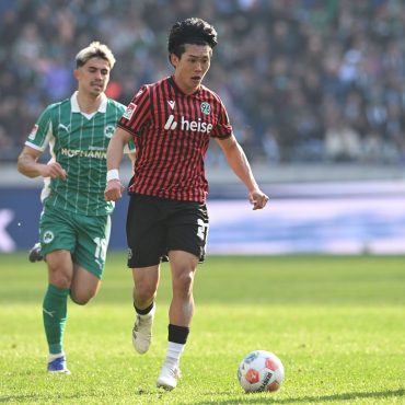 Hayate Matsuda (r) erzielte im Test gegen den 1. FC Phönix Lübeck das 1:0 für Hannover 96. (Archivbild)