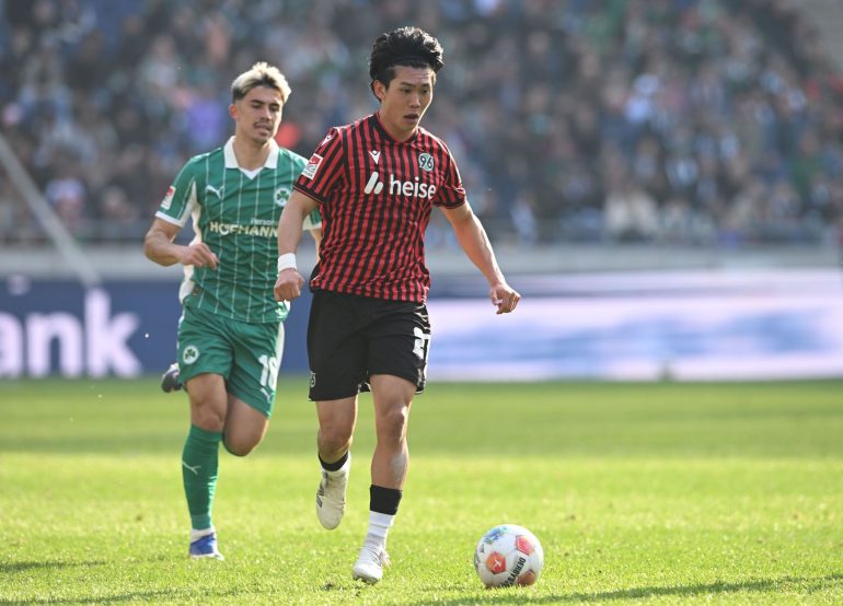 Hayate Matsuda (r) erzielte im Test gegen den 1. FC Phönix Lübeck das 1:0 für Hannover 96. (Archivbild)