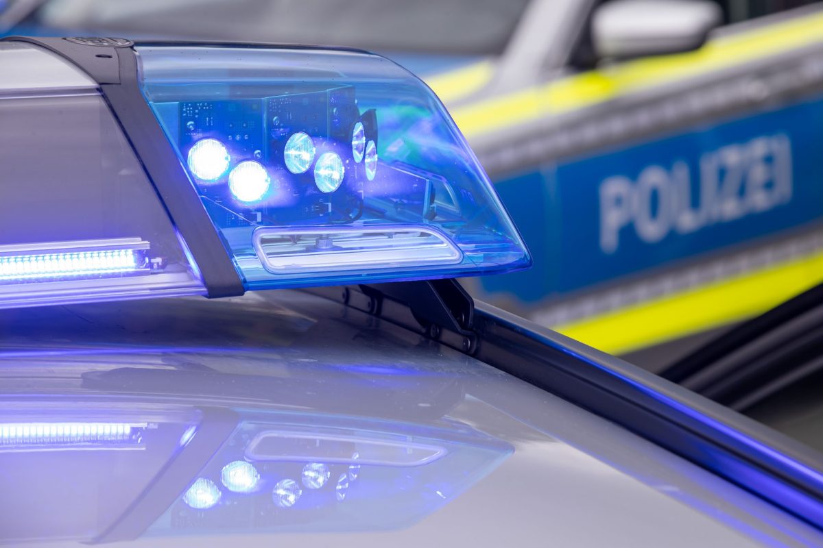 Die Polizei sucht nach zwei Tätern, die einen Mann in Hamburg beraubt und bedroht haben sollen. (Symbolbild)