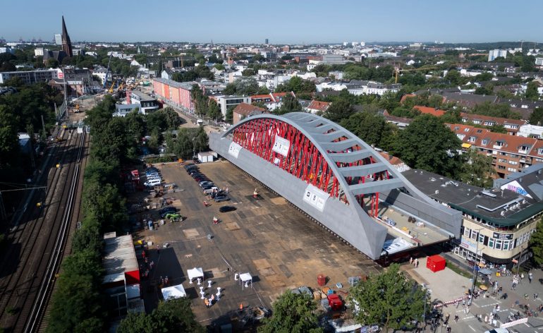 Die Brücke hat ein Gewicht von etwa 3.700 Tonnen.