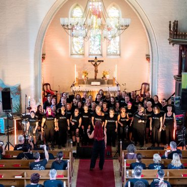 Der Metalchor singt in der Kirche in Wacken.