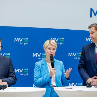 Neben Mecklenburg-Vorpommerns Ministerpräsidentin Manuela Schwesig nahmen auch Bundesfinanzminister Lars Klingbeil (r) und Bundesumweltminister Carsten Schneider (l) an der Kabinettssitzung teil.