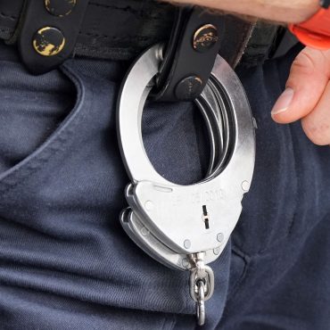 Ein Tatverdächtiger nach einem Raubüberfall in Kiel konnte verhaftet werden. Er wird vor dem Jugendschöffengericht angeklagt. (Symbolbild)