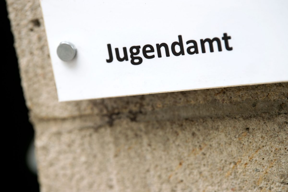 Die Zahl der Inobhutnahmen ist 2025 zurückgegangen. (Symbolbild)