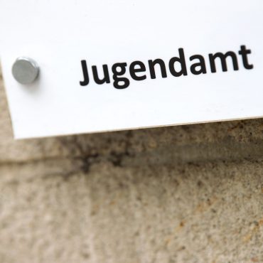 Die Zahl der Inobhutnahmen ist 2025 zurückgegangen. (Symbolbild)