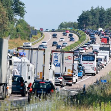 Viele Urlauber wollen in den Norden und müssen auf den Autobahnen vorerst mit Verzögerungen rechnen. (Symbolbild)