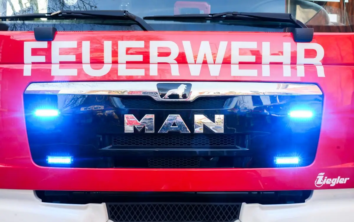 Einsatzkräfte müssen eine Haustür gewaltsam aufbrechen. (Symbolbild)