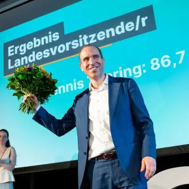 Hamburgs CDU-Oppositionsführer Dennis Thering will bei schweren und schwersten Straftaten die Strafmündigkeit von derzeit 14 auf 12 Jahre senken. Außerdem sollen Heranwachsende im Alter von 18 bis 21 Jahren in solchen Fällen nur noch ausnahmsweise nach dem Jugendstrafrecht abgeurteilt werden.
