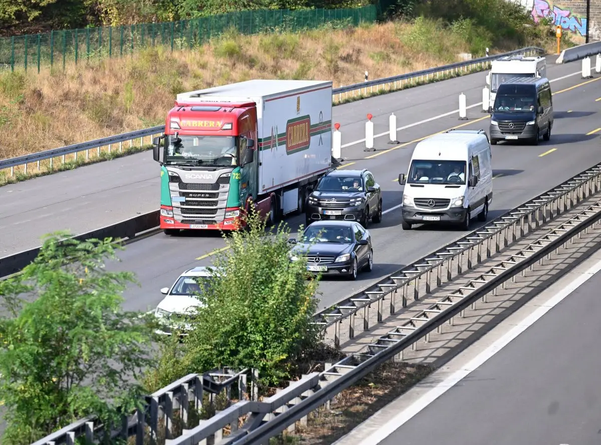 Lastwagen sollen Lieferungen übernehmen, die wegen des Niedrigwassers in Flüssen nicht per Schiff transportiert werden können (Symbolbild)
