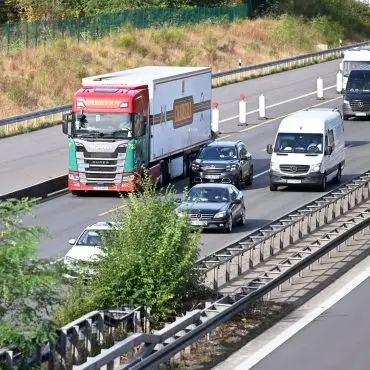 Lastwagen sollen Lieferungen übernehmen, die wegen des Niedrigwassers in Flüssen nicht per Schiff transportiert werden können (Symbolbild)