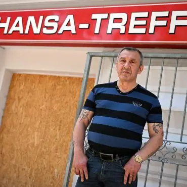 Der 60-Jährige sammelte knapp 1.000 Unterschriften für ein Alkoholkonsumverbot im Viertel.