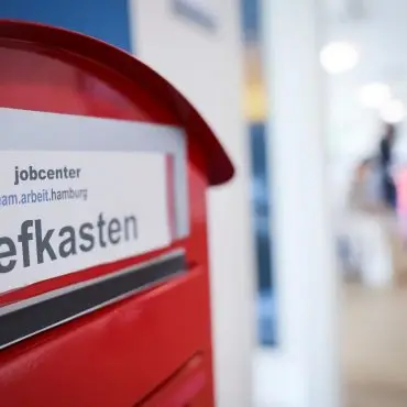 Ein Hausbriefkasten für Anträge hängt im Jobcenter Hamburg-Rahlstedt. (Foto-Produktion)