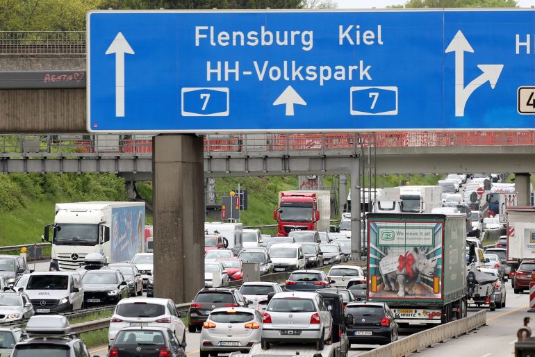 Im Norden kommt es auf mehreren Autobahnen zu stockendem Verkehr und Stau. (Symbolbild)