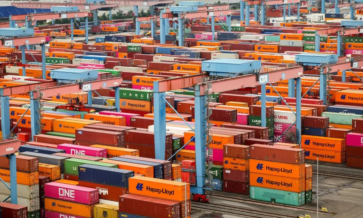 Der Hafenlogistiker HHLA hat im ersten Halbjahr 2,9 Millionen Standardcontainer umgeschlagen. (Archiv)