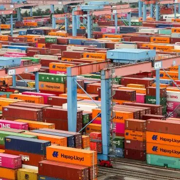 Der Hafenlogistiker HHLA hat im ersten Halbjahr 2,9 Millionen Standardcontainer umgeschlagen. (Archiv)