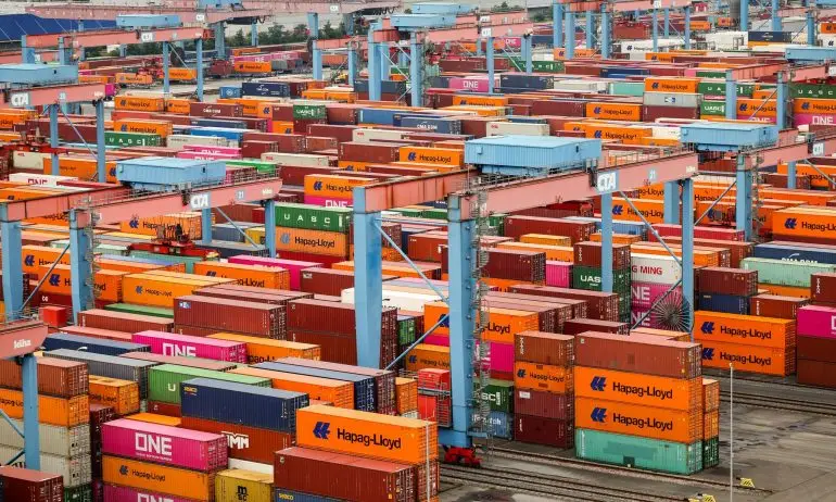 Der Hafenlogistiker HHLA hat im ersten Halbjahr 2,9 Millionen Standardcontainer umgeschlagen. (Archiv)