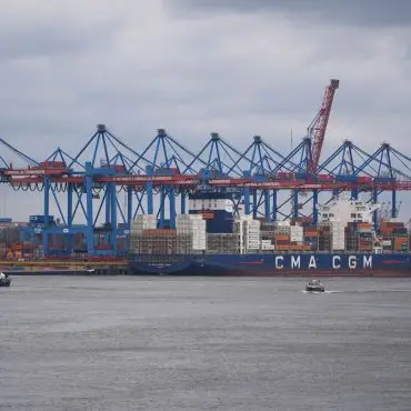 Der Hamburger Hafen hat im ersten Halbjahr wieder Ladung verloren. (Archivbild)