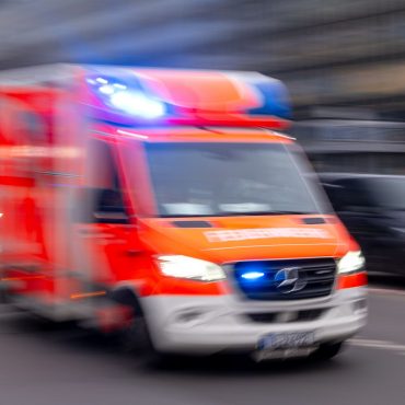 Der Motorradfahrer schwebt nach dem Unfall in Lebensgefahr. (Symbolbild)