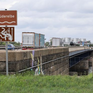 Wegen vorbereitender Arbeiten für den Neubau der Süderelbbrücke wird die A1 in Richtung Lübeck am Wochenende gesperrt. (Archivbild)