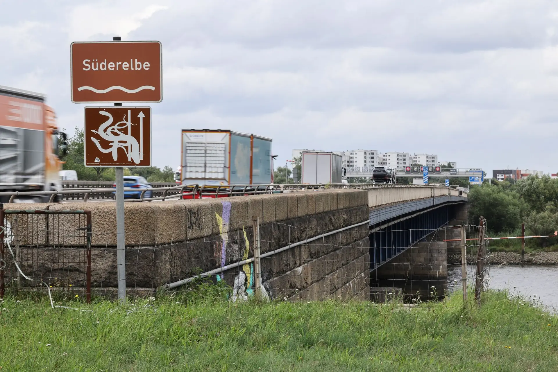 Wegen vorbereitender Arbeiten für den Neubau der Süderelbbrücke wird die A1 in Richtung Lübeck am Wochenende gesperrt. (Archivbild)