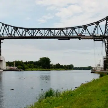 Eine Person klettert auf die Eisenbahn-Hochbrücke in Rendsburg. (Archivbild)