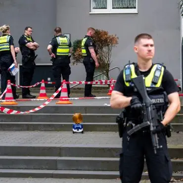 Die Polizei fahndet seit dem Vormittag nach mehreren Tätern.