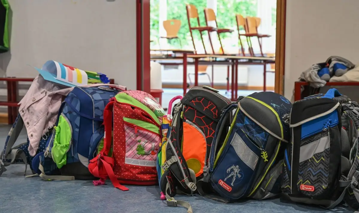 Für Kinder und Jugendliche in Schleswig-Holstein heißt es nach dem Ende der Sommerferien: Zurück in die Schule. (Symbolbild)