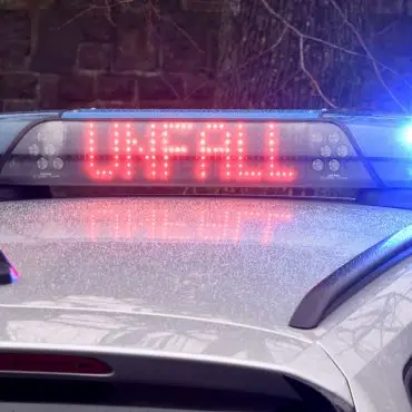 Nach einem Unfall auf der B5 in Nordfriesland ist ein Autofahrer gestorben. (Symbolbild)