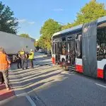 Nach einem Zusammenstoß mit einem Lastwagen weist ein HVV-Bus mehrere beschädigte Scheiben auf.