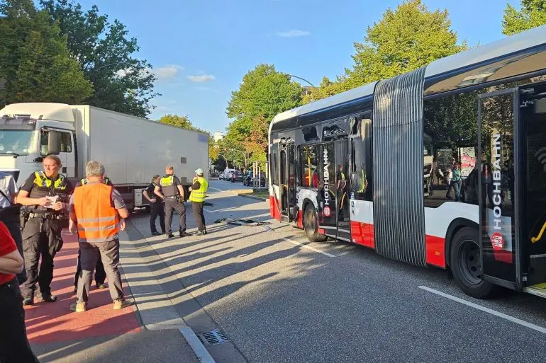Nach einem Zusammenstoß mit einem Lastwagen weist ein HVV-Bus mehrere beschädigte Scheiben auf.