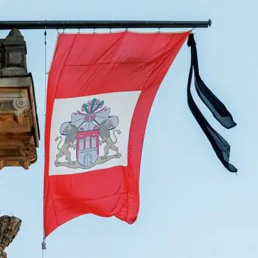 Nach dem Tod von Hamburgs ehemaliger Bürgerschaftspräsidentin Elisabeth Kiausch wurde für Montag eine Trauerbeflaggung am Rathaus angeordnet. (Symbolbild)