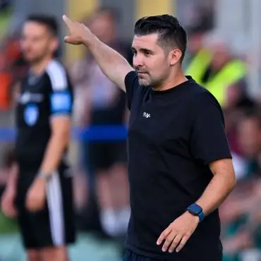 1860-Trainer Alper Kayabunar freut sich wie die Fans auf das Pokalspiel. (Archivbild)