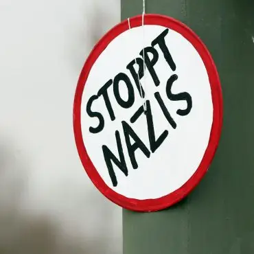 Der Hamburger Verein «Laut gegen Nazis» will den Verkauf von rechtsextremen Produkten verhindern und damit der Branche einen wichtigen Finanzierungsweg versperren. (Illustration)