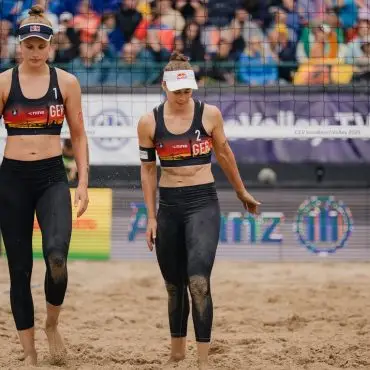 Auch Svenja Müller (l) und Cinja Tillmann scheiterten bei der Beach-EM im polnischen Stare Jablonki früh. (Archivbild)