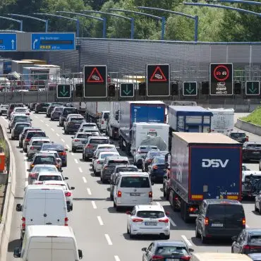 Am Mittag staute es sich auf der A7 in Richtung Süden. (Archivbild)