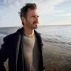 Ocke Hansen, fiktive Künstlerfigur am Strand