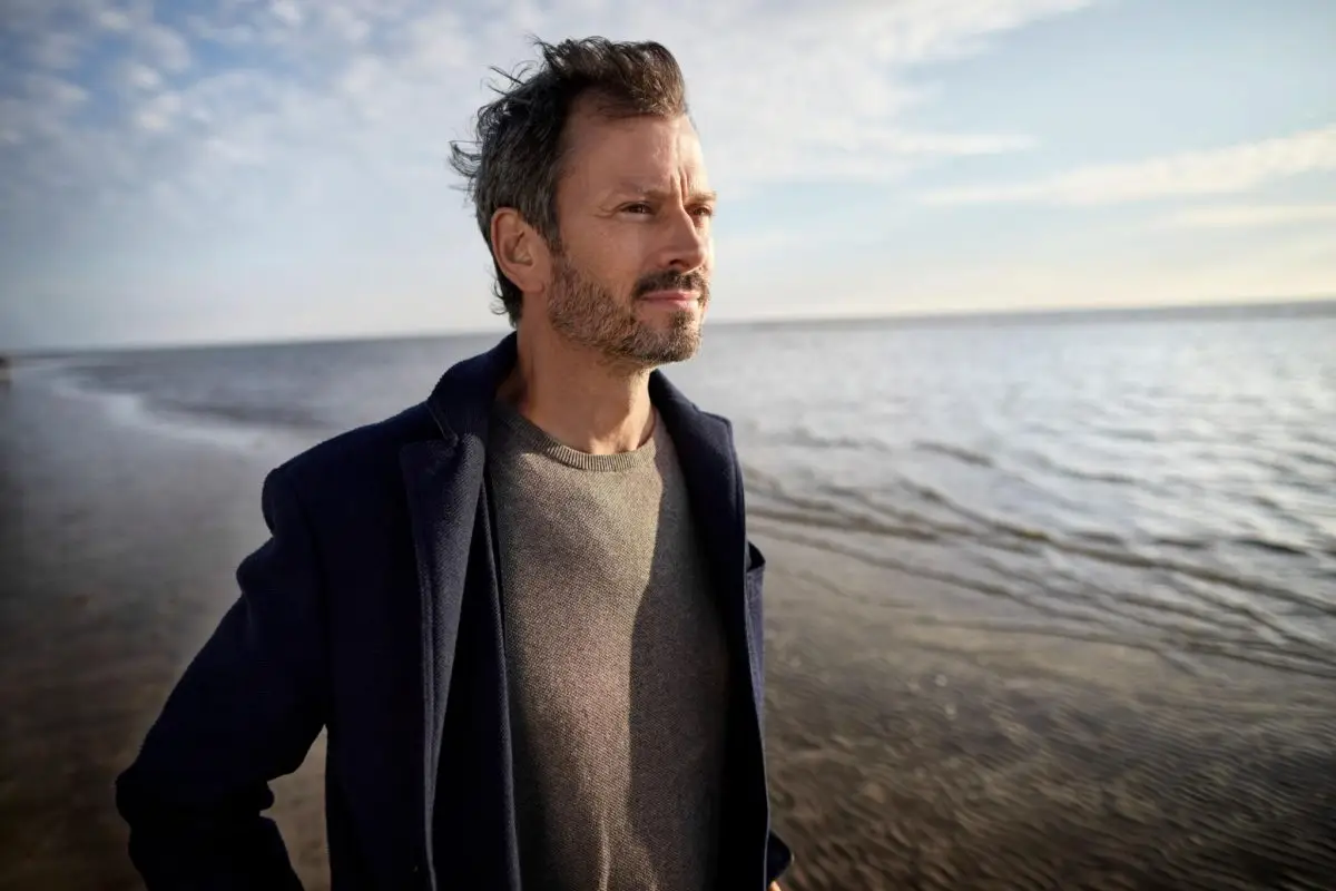 Ocke Hansen, fiktive Künstlerfigur am Strand