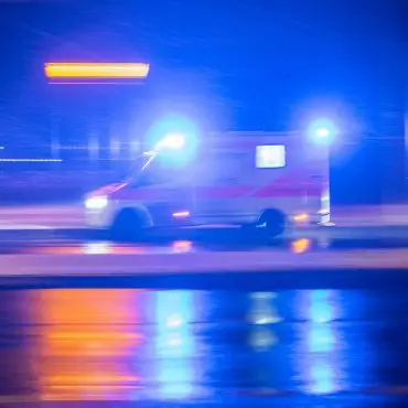 Bei einem Unfall zwischen zwei Autos stirbt eine 61 Jahre alte Frau. (Symbolbild)