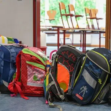 Nach sechs Wochen Sommerferien beginnt in Hamburg wieder die Schule. (Archivbild)