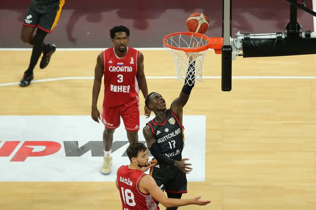 Dennis Schröder (r) und die deutschen Basketballer haben den Supercup gewonnen.