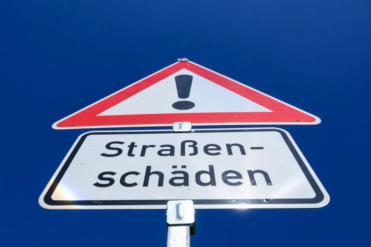 Kommunen müssen viel Geld in die Instandsetzung von Straßen investieren. (Symbolbild)