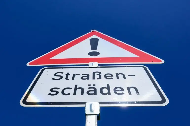 Kommunen müssen viel Geld in die Instandsetzung von Straßen investieren. (Symbolbild)