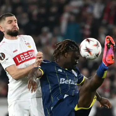 Neuer HSV-Stürmer: Der Nigerianer Terem Moffi - hier noch im Trikot des FC Porto (r) im Europa-League-Spiel gegen den VfB Stuttgart. (Archivbild)
