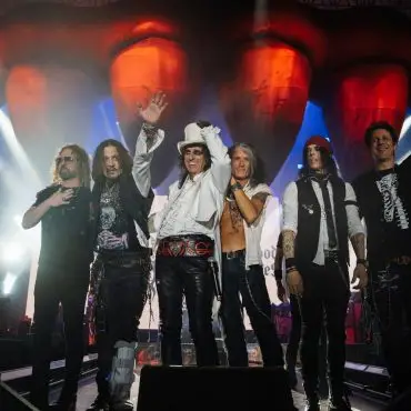 Seit 2012 sind Schauspieler und Gitarrist Johnny Depp (2.v.l.) und Rocklegende Alice Cooper (3.v.l.) Bandkollegen bei den Hollywood Vampires.